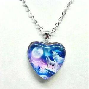 NWOT Beautiful Heart Shaped Wolf Necklace